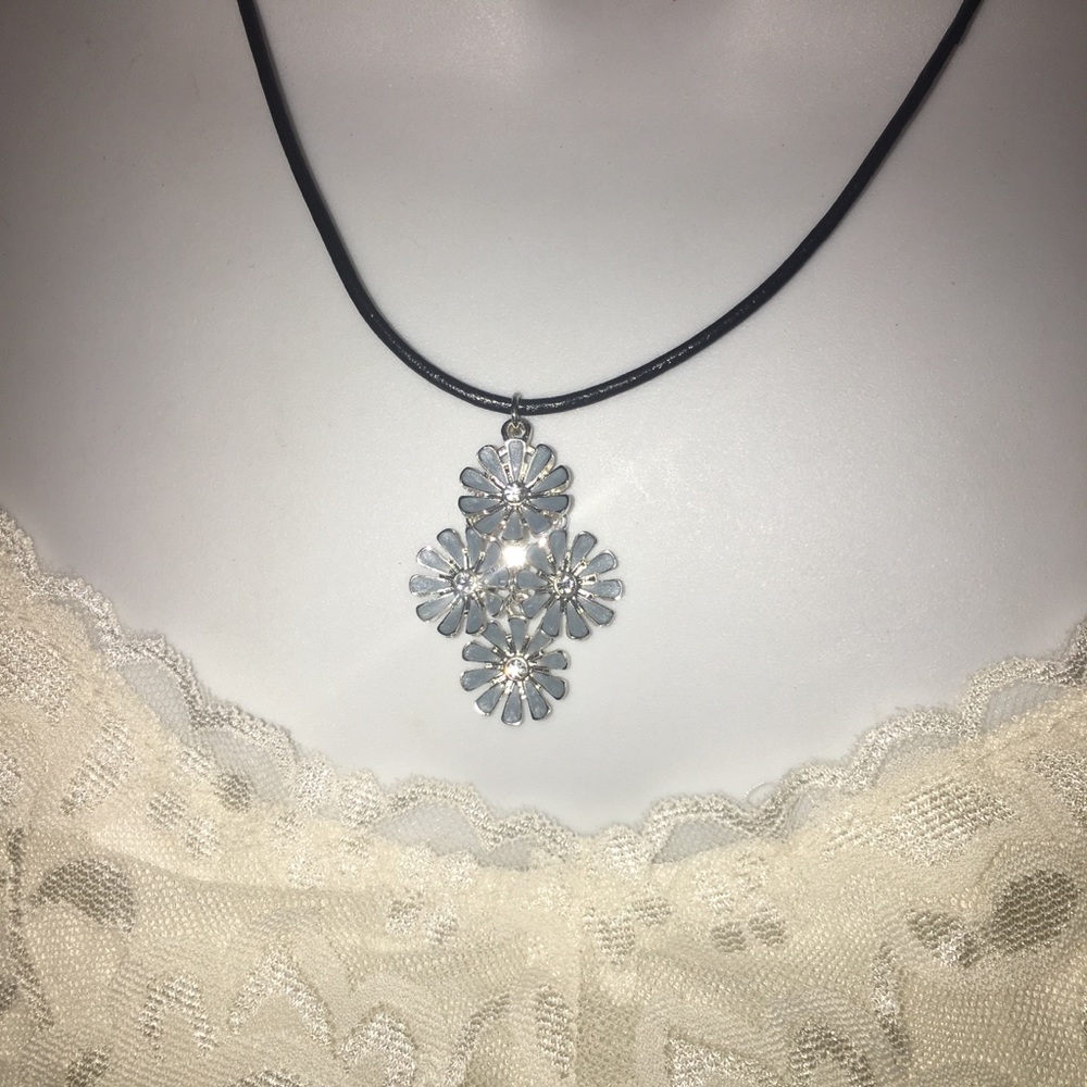 🆕Gorgeous blue flower necklace on leather